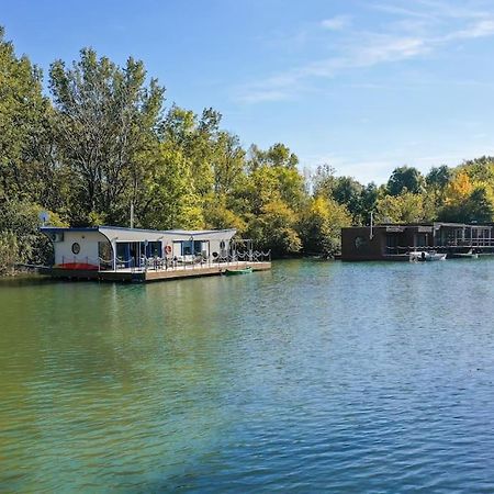 Ocarujuci Houseboat Na Dunaji Братислава Екстериор снимка