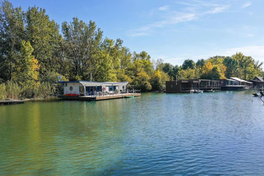 Ocarujuci Houseboat Na Dunaji Братислава Екстериор снимка