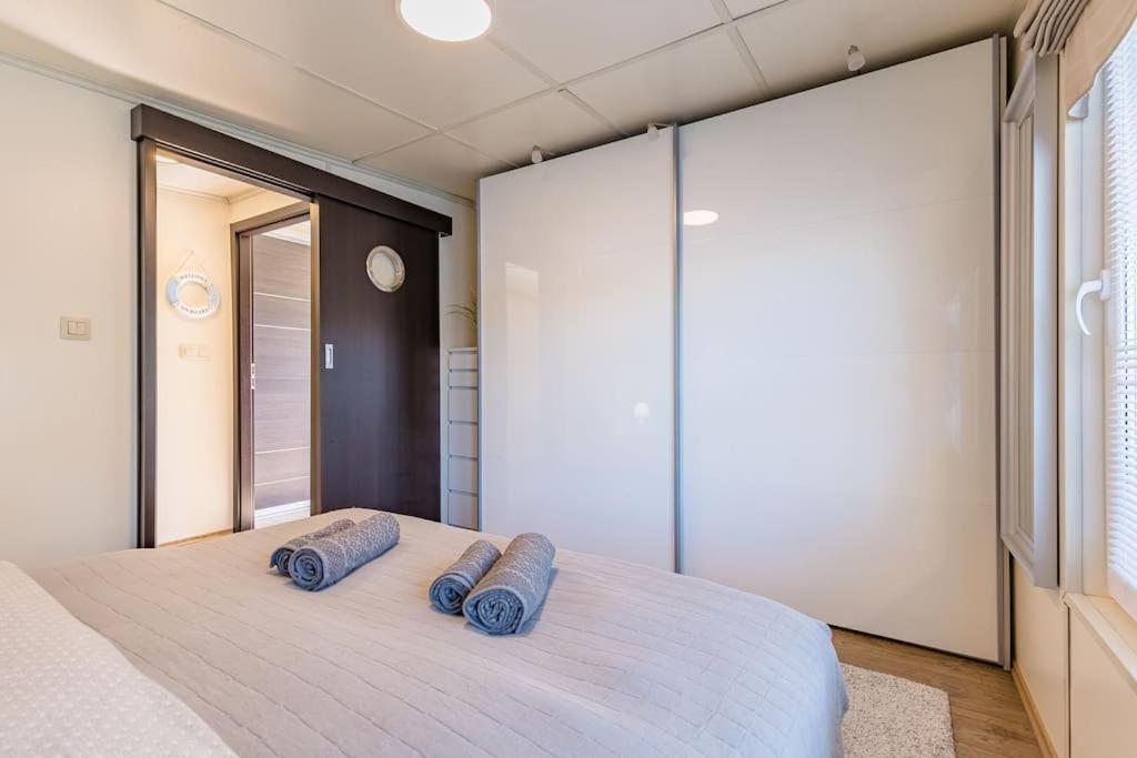 Ocarujuci Houseboat Na Dunaji Братислава Екстериор снимка