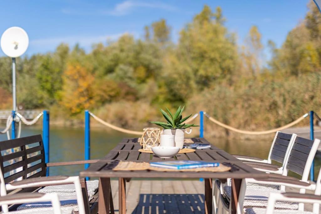 Ocarujuci Houseboat Na Dunaji Братислава Екстериор снимка