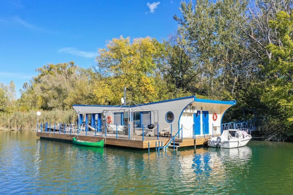 Ocarujuci Houseboat Na Dunaji Братислава Екстериор снимка