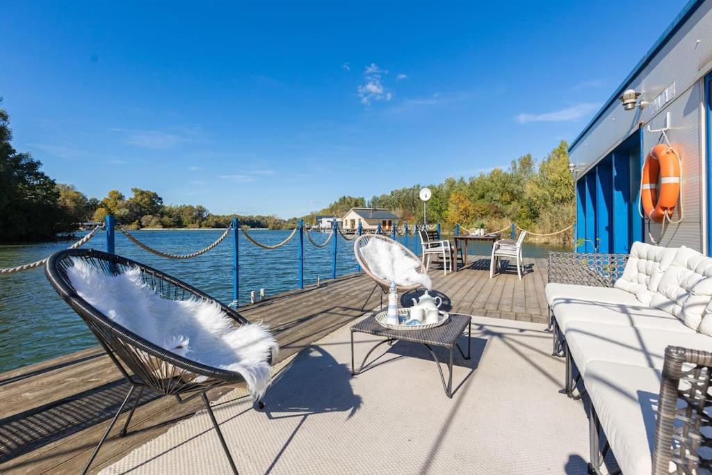 Ocarujuci Houseboat Na Dunaji Братислава Екстериор снимка