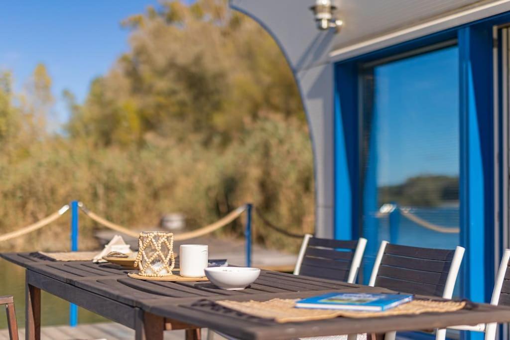 Ocarujuci Houseboat Na Dunaji Братислава Екстериор снимка