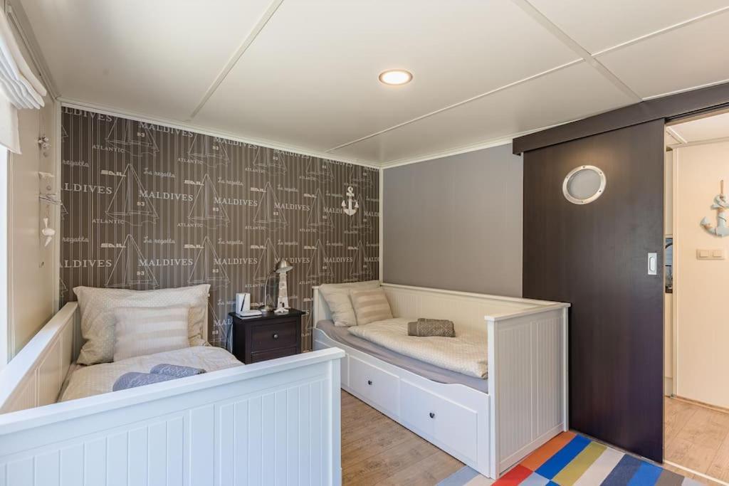 Ocarujuci Houseboat Na Dunaji Братислава Екстериор снимка