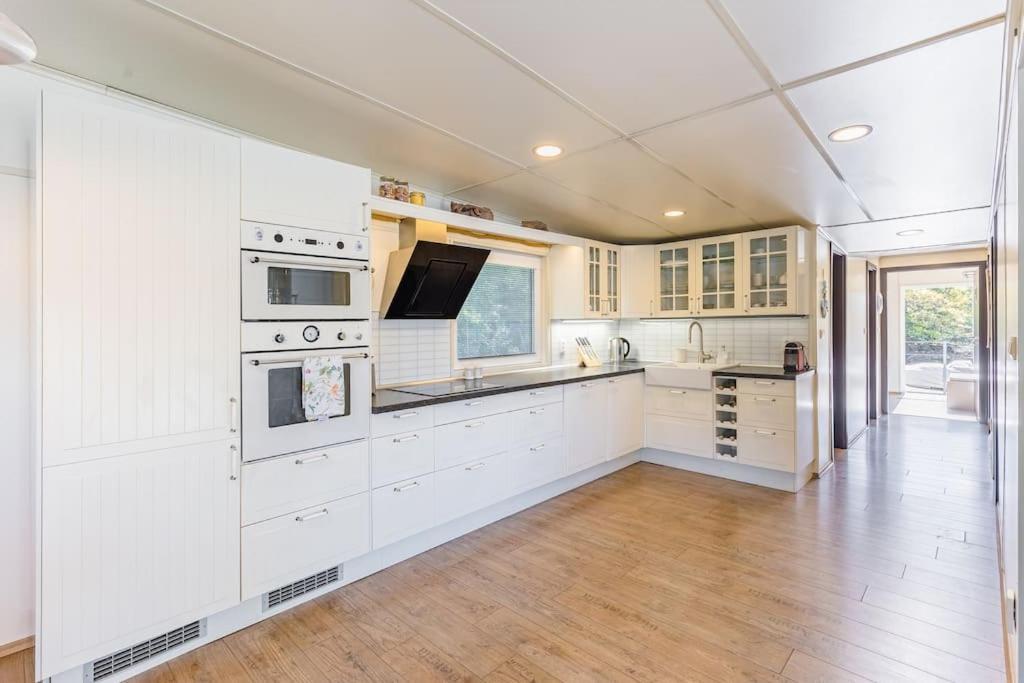 Ocarujuci Houseboat Na Dunaji Братислава Екстериор снимка