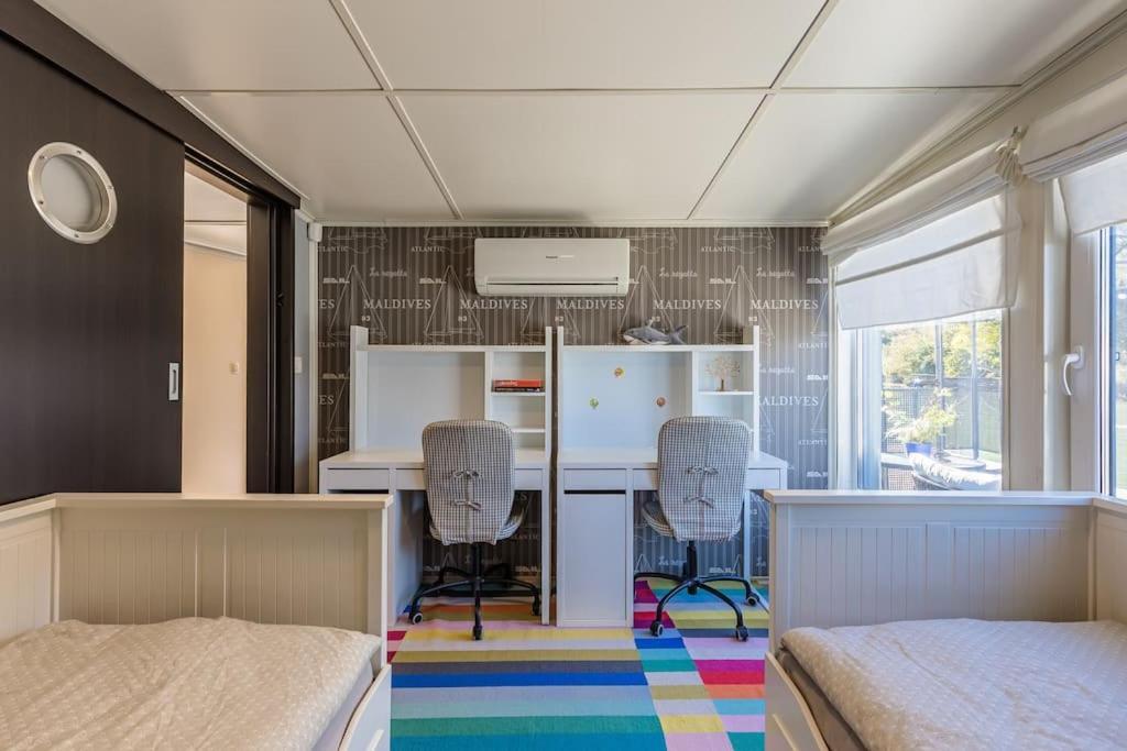 Ocarujuci Houseboat Na Dunaji Братислава Екстериор снимка