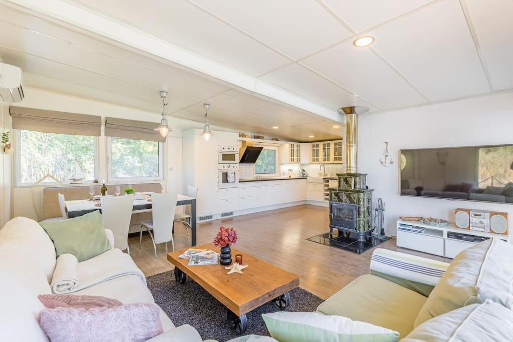 Ocarujuci Houseboat Na Dunaji Братислава Екстериор снимка