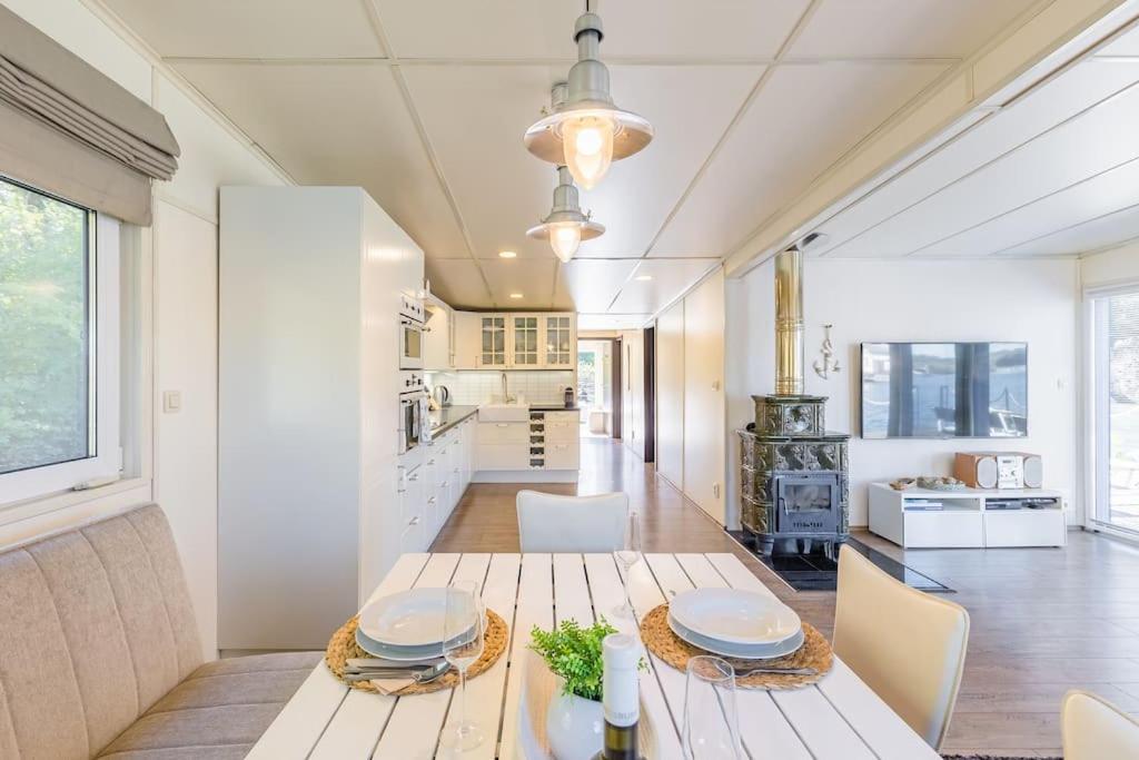 Ocarujuci Houseboat Na Dunaji Братислава Екстериор снимка