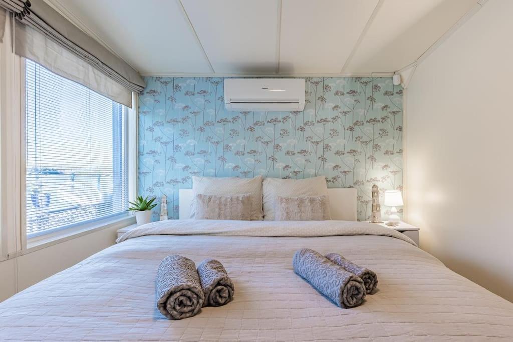 Ocarujuci Houseboat Na Dunaji Братислава Екстериор снимка