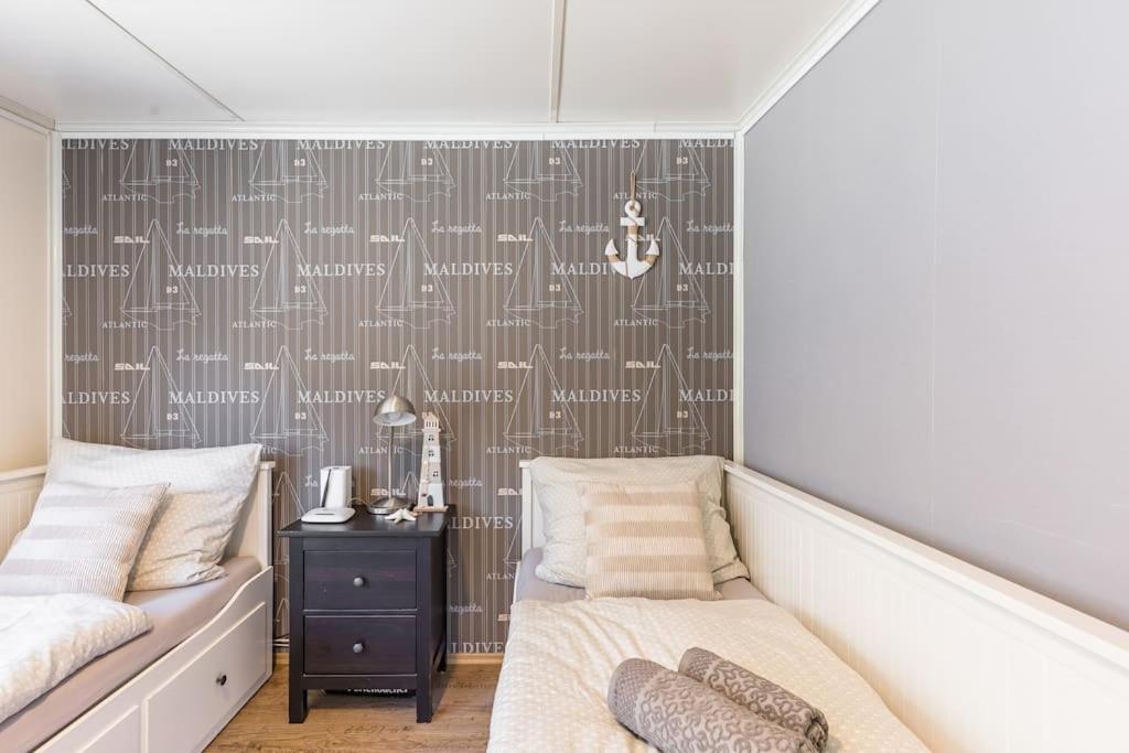 Ocarujuci Houseboat Na Dunaji Братислава Екстериор снимка