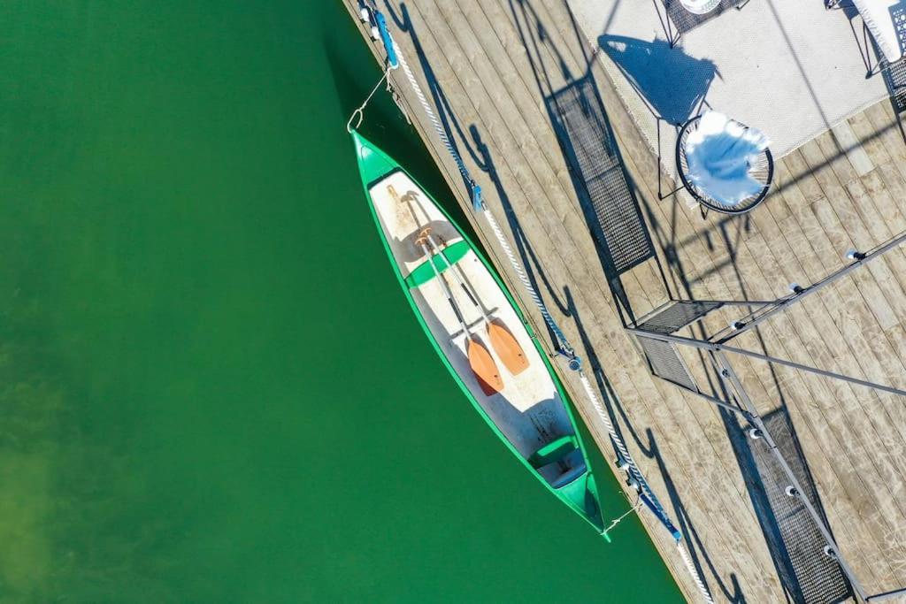 Ocarujuci Houseboat Na Dunaji Братислава Екстериор снимка