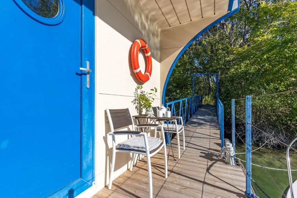 Ocarujuci Houseboat Na Dunaji Братислава Екстериор снимка
