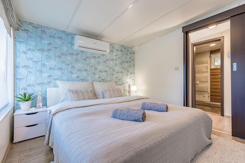 Ocarujuci Houseboat Na Dunaji Братислава Екстериор снимка