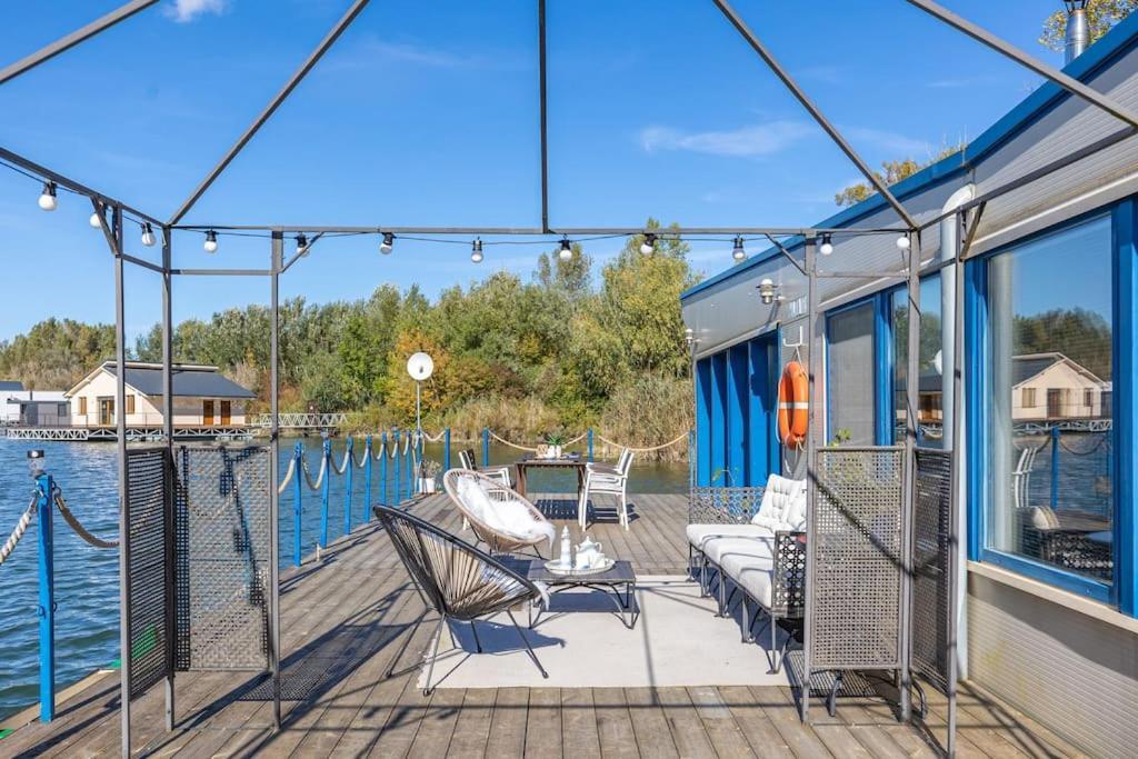 Ocarujuci Houseboat Na Dunaji Братислава Екстериор снимка