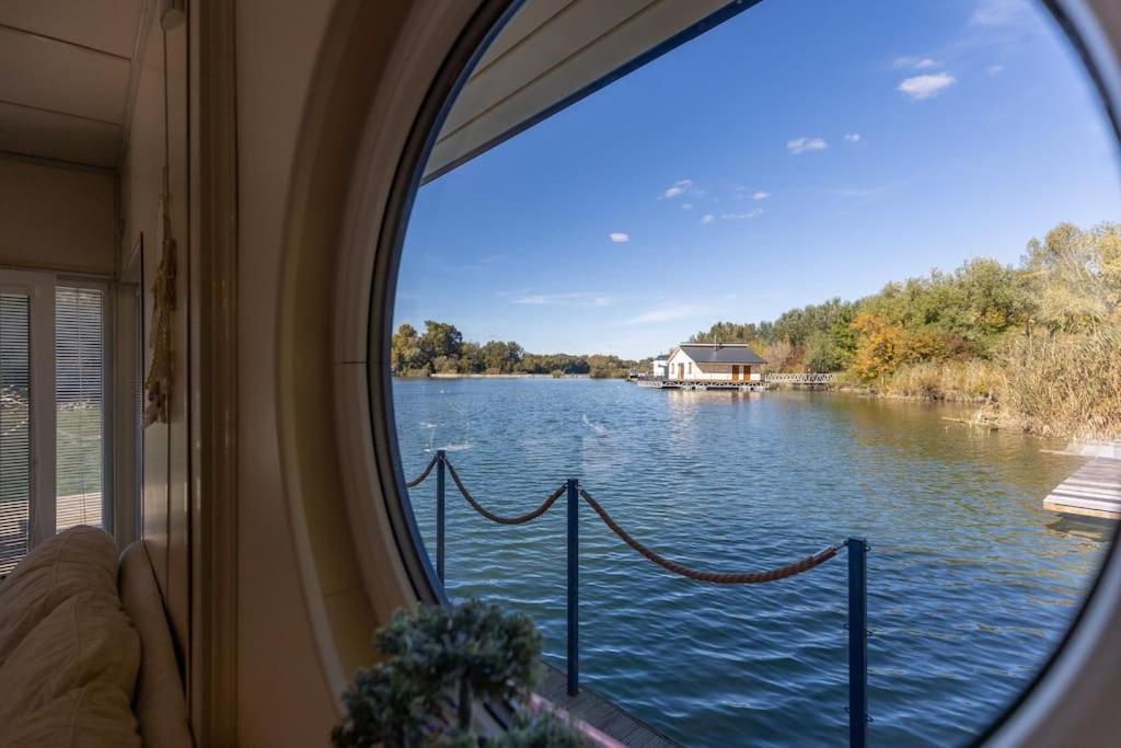 Ocarujuci Houseboat Na Dunaji Братислава Екстериор снимка