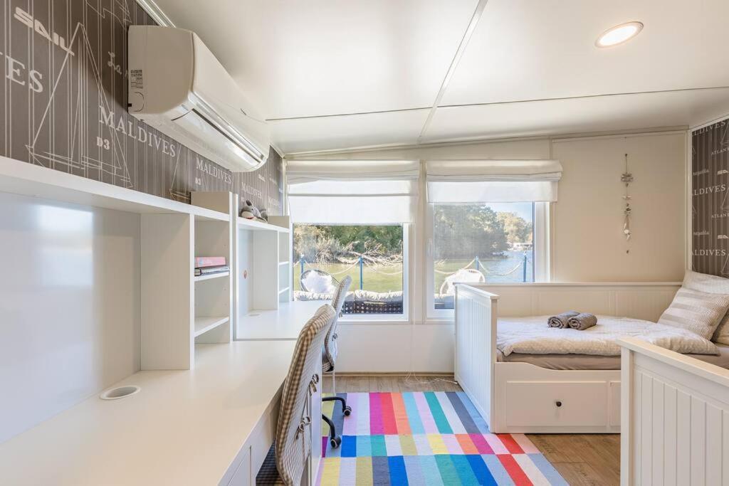 Ocarujuci Houseboat Na Dunaji Братислава Екстериор снимка