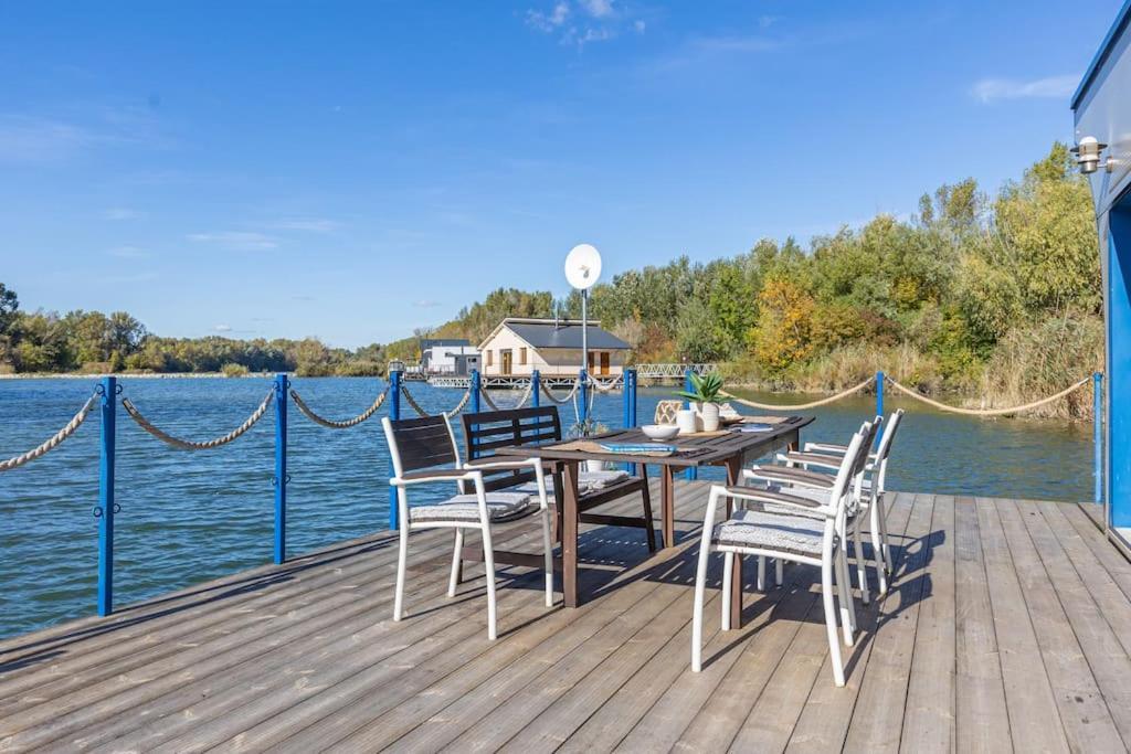 Ocarujuci Houseboat Na Dunaji Братислава Екстериор снимка