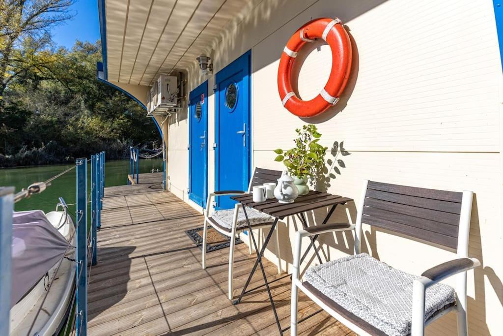 Ocarujuci Houseboat Na Dunaji Братислава Екстериор снимка