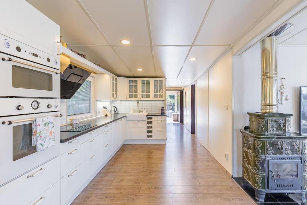 Ocarujuci Houseboat Na Dunaji Братислава Екстериор снимка