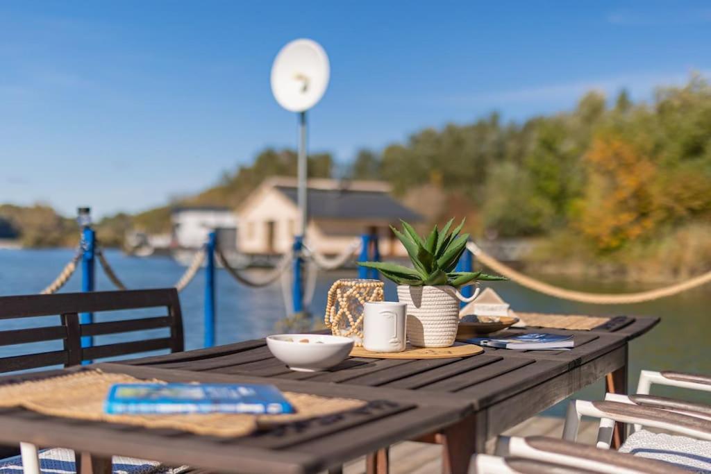 Ocarujuci Houseboat Na Dunaji Братислава Екстериор снимка