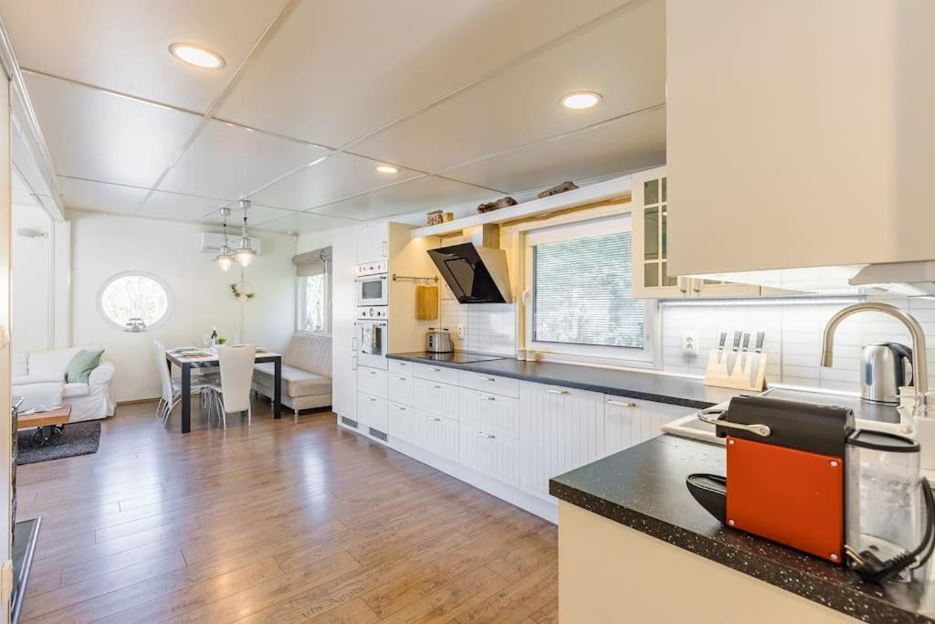 Ocarujuci Houseboat Na Dunaji Братислава Екстериор снимка