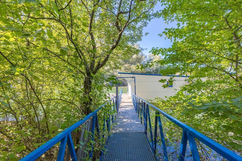 Ocarujuci Houseboat Na Dunaji Братислава Екстериор снимка
