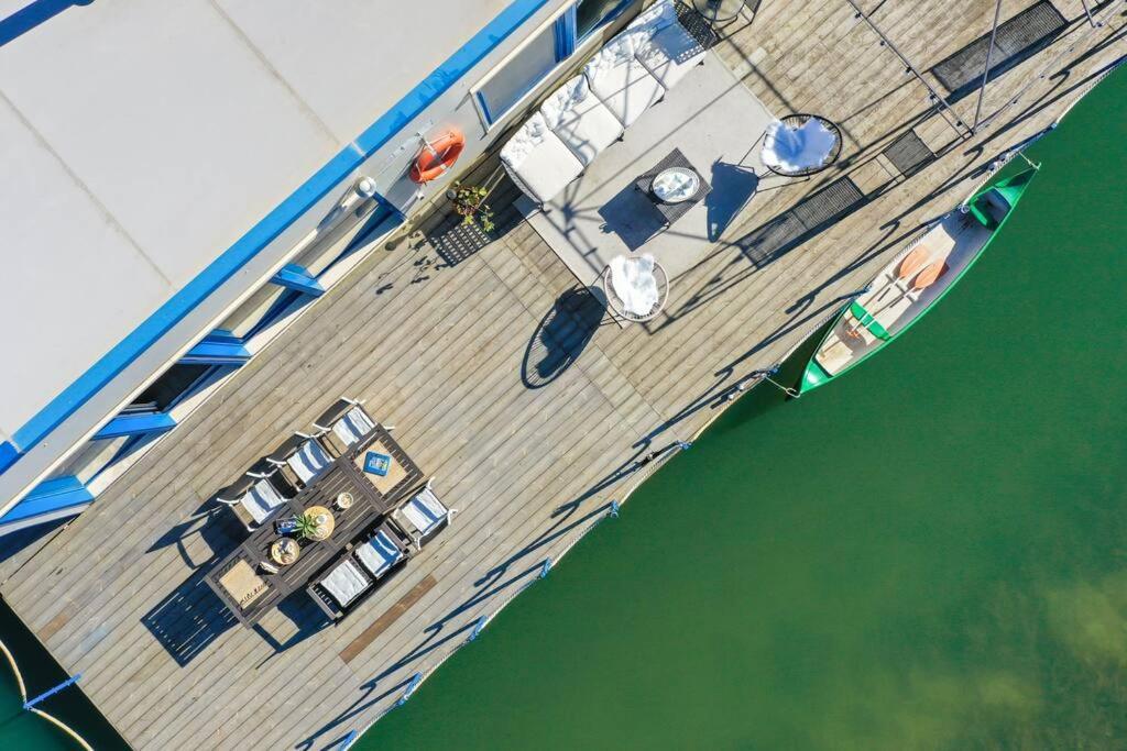 Ocarujuci Houseboat Na Dunaji Братислава Екстериор снимка