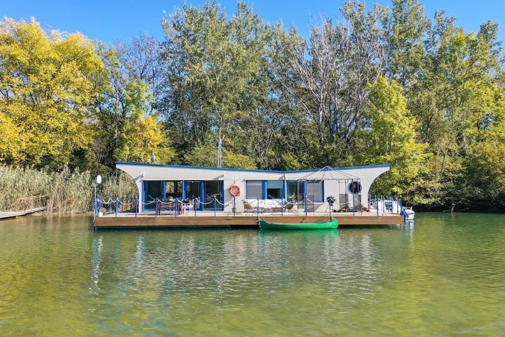 Ocarujuci Houseboat Na Dunaji Братислава Екстериор снимка