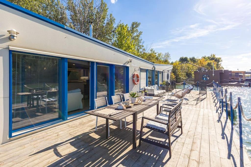 Ocarujuci Houseboat Na Dunaji Братислава Екстериор снимка
