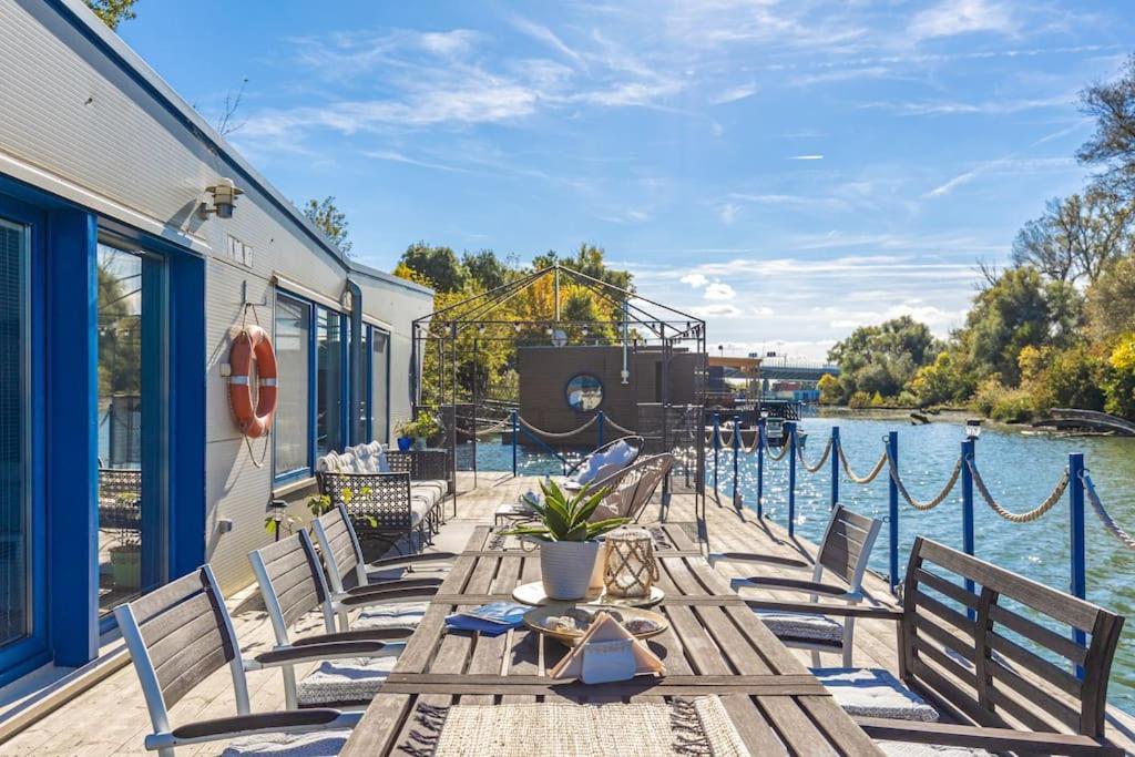 Ocarujuci Houseboat Na Dunaji Братислава Екстериор снимка