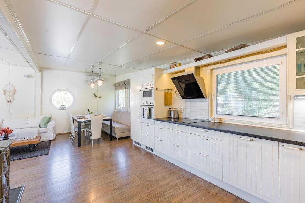 Ocarujuci Houseboat Na Dunaji Братислава Екстериор снимка