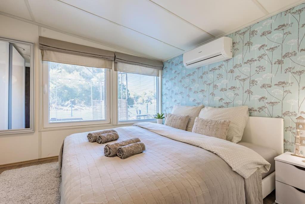 Ocarujuci Houseboat Na Dunaji Братислава Екстериор снимка