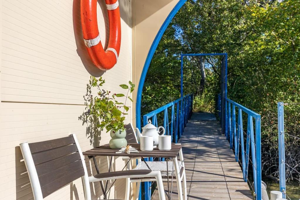 Ocarujuci Houseboat Na Dunaji Братислава Екстериор снимка