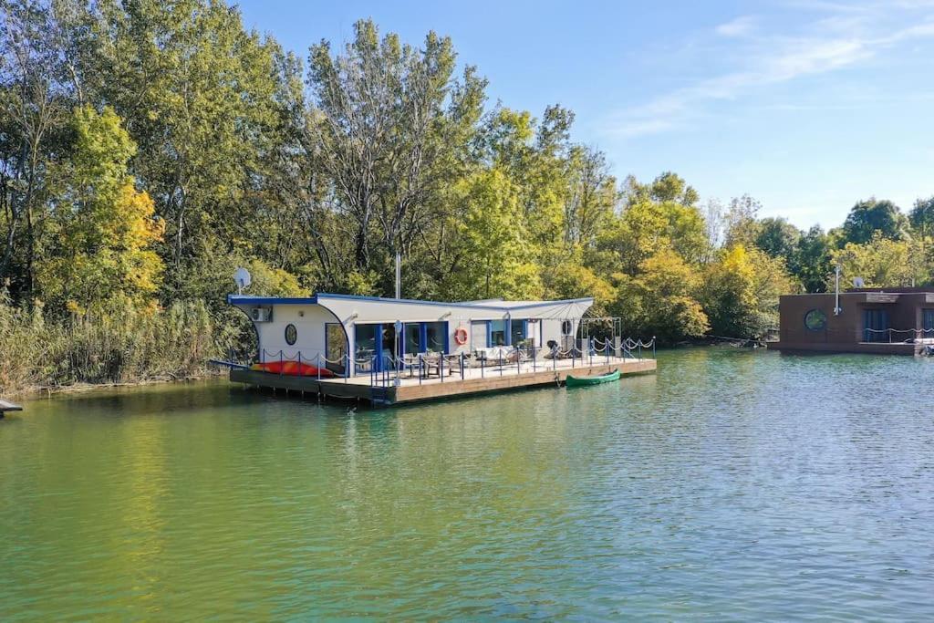 Ocarujuci Houseboat Na Dunaji Братислава Екстериор снимка